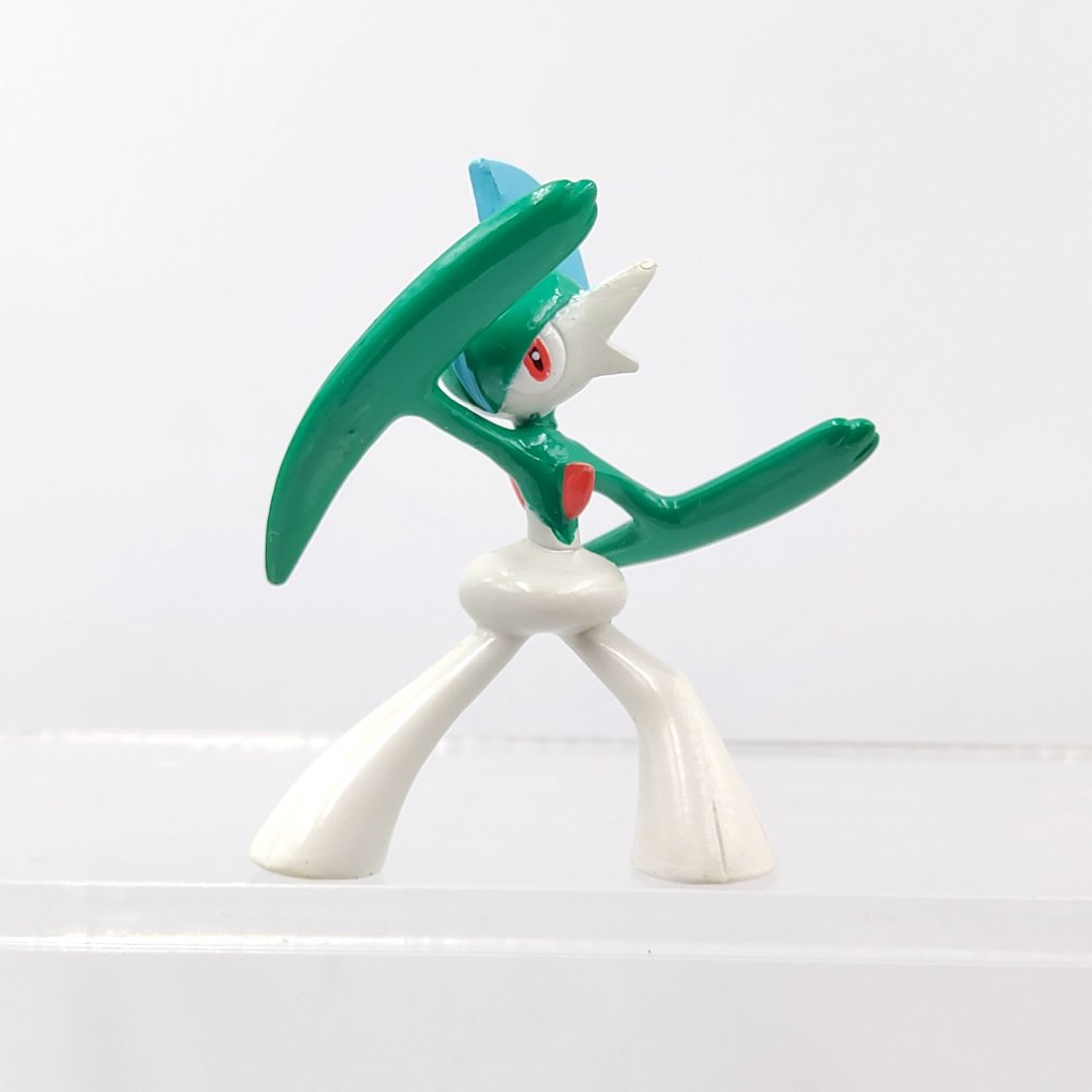 Peluche Pokémon Center Original Pokémon Fit Gen 4 - Gallade (Gallame) Assis